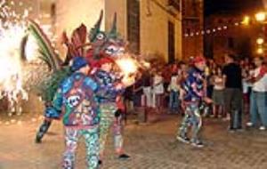 Foc, fum, color i percussió ompliran els carrers de la Geltrú dissabte al Tomb de Foc.