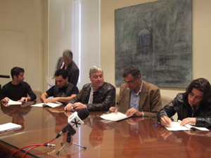 El grup sitgetà firmant el conveni