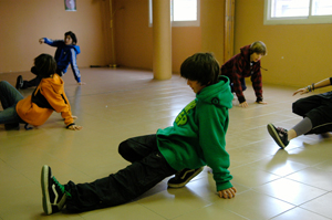 Joves practicant breakdance