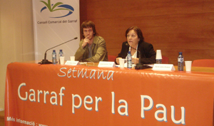 Pau Miquel i Diego, guanyador del Premi de Recerca per la Pau 2008, acompanyat per la tutora del seu treball sobre Ruanda..