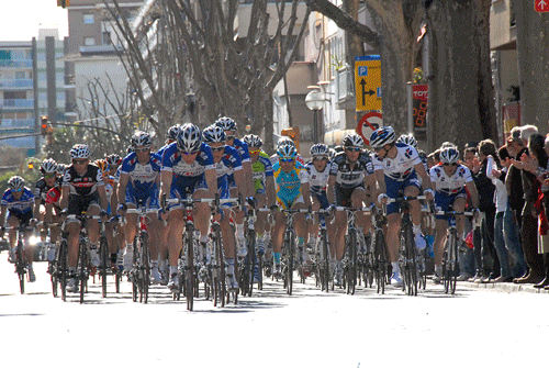 M. Vall. Meta volant en un pas recent de la Volta per Vilanova