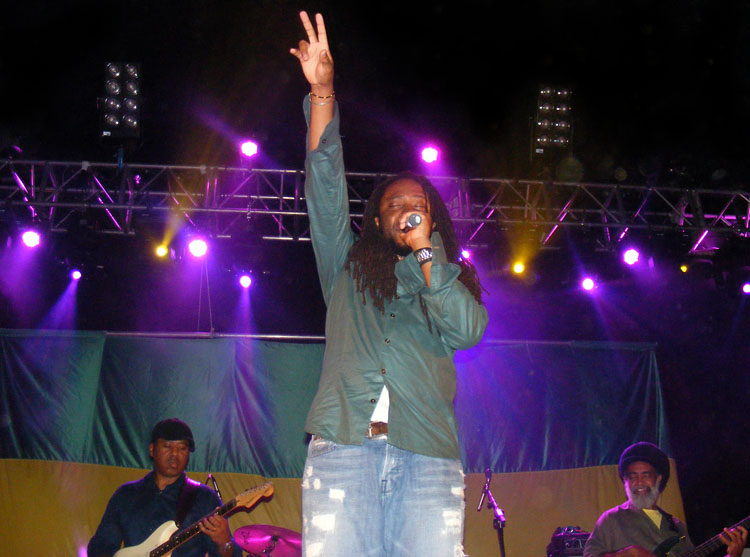 Gemma Rovira. Tarrus Riley