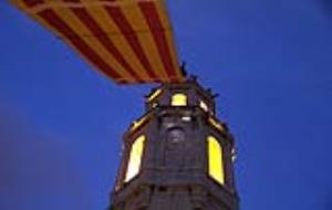 la pujada de la senyera al campanar de l'església de Sant Antoni