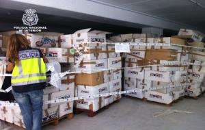 Policia Nacional. Intervenen 350.000 texans falsos en un magatzem de Sitges