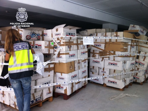 Policia Nacional. Intervenen 350.000 texans falsos en un magatzem de Sitges
