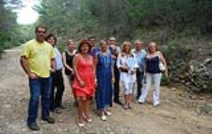 Obren un camí per evacuar Mas Trader II