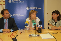 Ajt Vilanova i la Geltrú. L'alcaldessa Neus Lloveras acompanyada pel regidor d'Hisenda i la portaveu del Govern