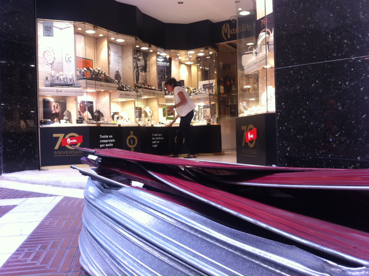 Carles Castro. Encasten un cotxe contra la joieria Maestre