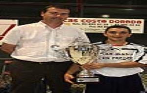 El regidor d'esports Narcís Pineda fent entrega del trofeu