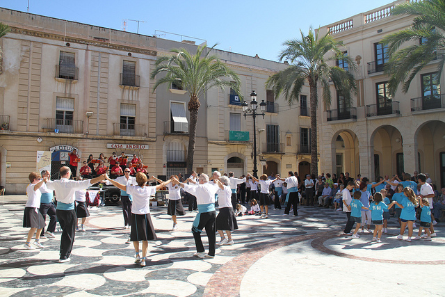 Ajt Vilanova i la Geltrú. La Setmana de la Salut Mental s'ha tancat amb una ballada de sardanes a la plaça de la Vila