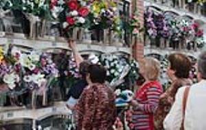 Diada de Tots Sants al Cementiri de Vilanova
