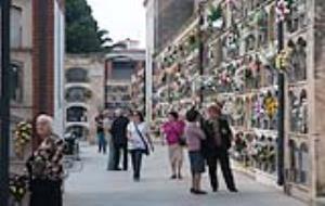 Diada de Tots Sants al Cementiri de Vilanova