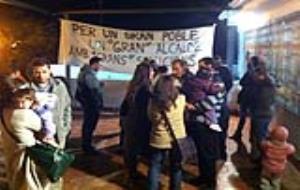Els manifestants a les portes del ple municipal