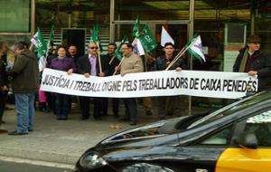 Concentració de treballadors de Caixa Penedès
