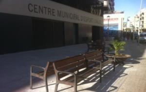 Ajt Vilanova i la Geltrú. Instal·len bancs a l'exterior de la piscina municipal