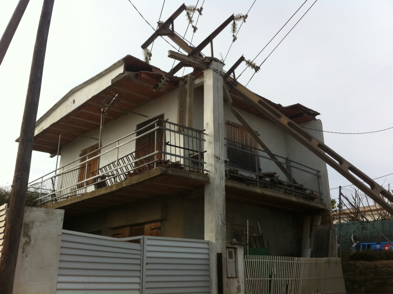 Carles Castro. Torre elèctrica caiguda sobre una casa al Piular de Vilanova