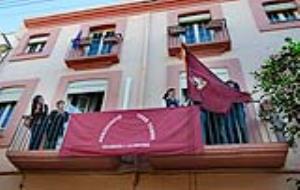 Arribada de la bandera al domicili de la portant