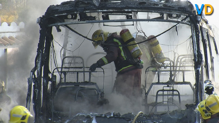 VD. Incendi d'un bus escolar a Sitges