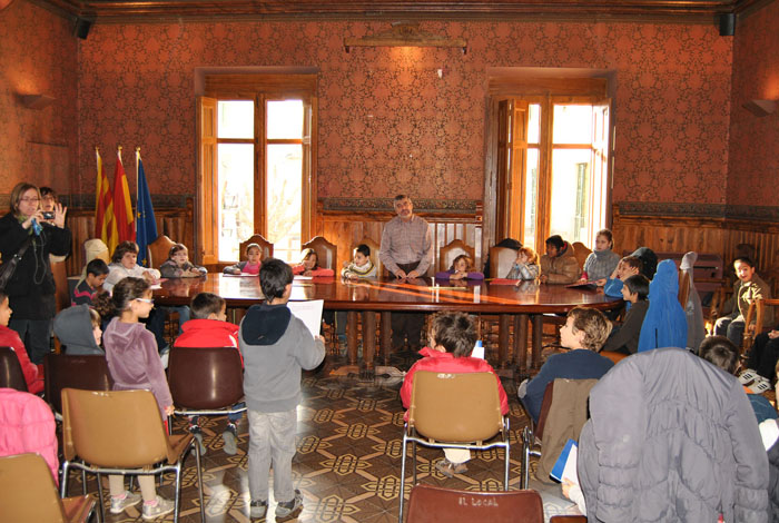Ajt Sant Pere de Ribes. Els alumnes de segon de l'escola Parellades entrevisten l'alcalde