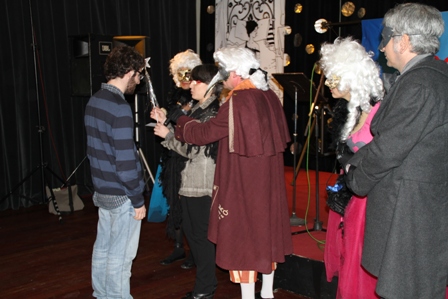 Ajt Vilanova i la Geltrú.  Artur García rep el premi de mans de Marijó Riba 