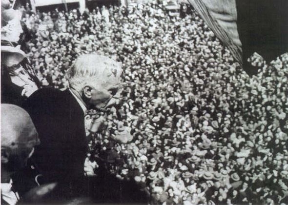 VD. Francesc Macià proclamant la República catalana, el 14 d'abril de 1931 des del balcó de la Generalitat