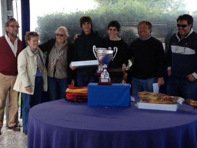 VD. Els júniors cubellencs, recollint la copa
