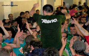 Els jugadors van pujar a celebrar la fita amb els incondicionals