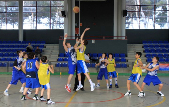 VD. Salt inicial del duel entre el Cubelles i el Martorell