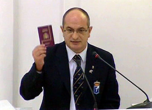 VD. Paniagua, exhibint el passaport espanyol a Fresno