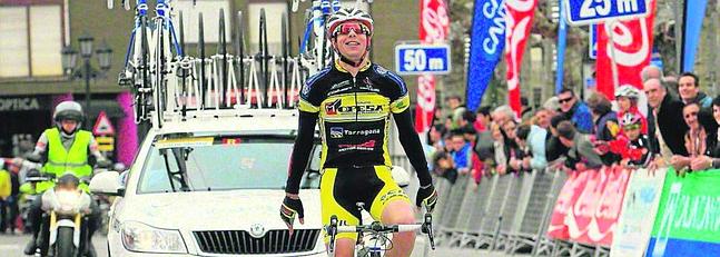 Diario Montañés. Airán Fernández, creuant la meta en primer lloc