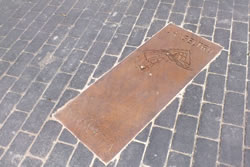 Ajt Vilanova i la Geltrú. Imatge de la placa que s'ha col·locat al límit entre la Geltrú i la Vila Nova