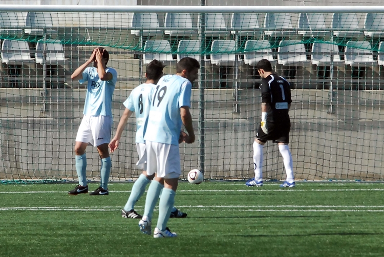 M. Vall. Els jugadors, decebuts en una imatge del darrer partit perdut a casa