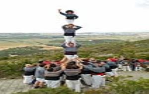 Castellers de les Roquete. Dos pilars de quatre al cim del Montgròs