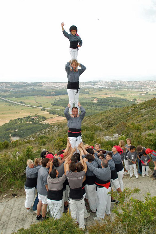 Castellers de les Roquete. Dos pilars de quatre al cim del Montgròs
