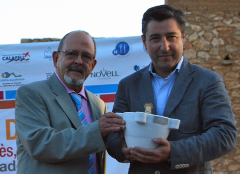 VD. Joan Roca rebent el morter d'agraiment de la Ruta del Xató per part d'Elies Chacón 