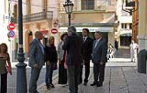 Ajt Sitges. Dolors Montserrat comprova l'estat de la façana marítima de Sitges