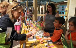 Ajt Vilanova i la Geltrú. Èxit de la tercera edició del mercat de l'emprendoria a la plaça de la Vila 