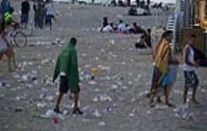 Ressaca de la revetlla de Sant Joan a la platja