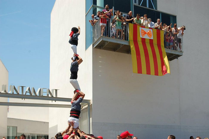 VD. Imatges del cercavila dels Castellers de les Roquetes