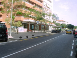Ajt Vilanova i la Geltrú. La nova parada del bus urbà al carrer del Pare Garí amb la Fàbrica Nova 