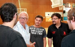 Els assitents al sorteig, fent-la petar