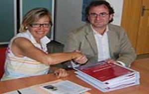 VD. L'alcaldessa Mònica Miquel, rebent el pla