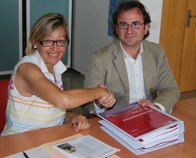 VD. L'alcaldessa Mònica Miquel, rebent el pla