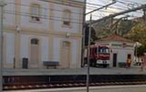 Un cotxe cau per les costes del Garraf