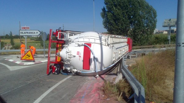 Monxito. Camió bolcat a la C-15 a Vilafranca