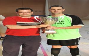 El capità de la Gran Penya, rebent la copa de campió