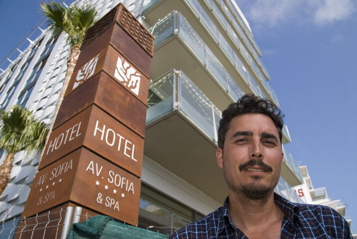 Carles Castro. Fabian Sànchez davant l'hotel Avinguda Sofia Spa