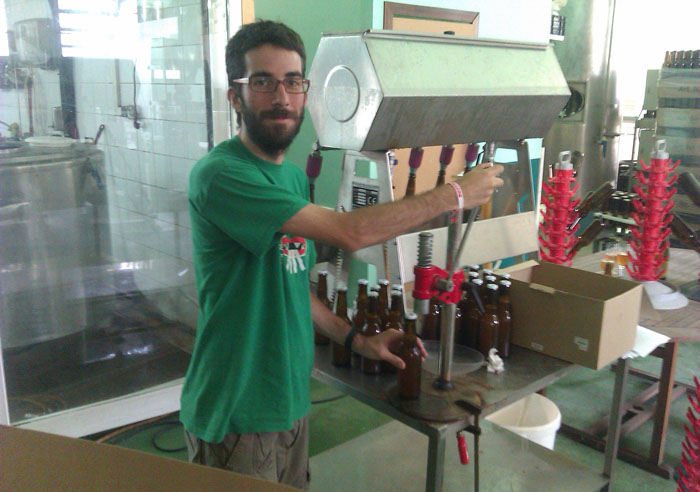 VD. El cap de colla xapant les cerveses
