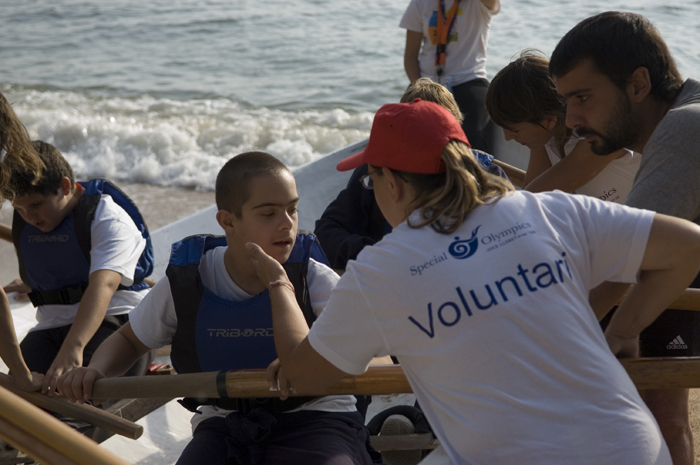 VD. Una voluntària dóna suport als esportistes durant les proves de vela 