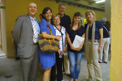 Ajt Vilanova i la Geltrú. L'alcaldessa, Neus Lloveras i la regidora Ariadna Llorens amb la guanyadora del premi, Eira Casanovas, de l'Escola Pia 